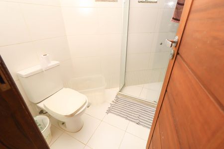 Casa de condomínio para alugar com 200m², 3 quartos e 2 vagas Casa de condomínio para alugar com 200m², 3 quartos e 2 vagasBanheiro da Suíte 1