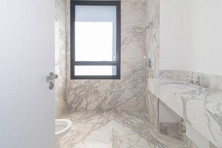 Apartamento à venda com 301m², 4 quartos e 4 vagas Apartamento à venda com 301m², 4 quartos e 4 vagasBanheiro 1 da Suíte 1