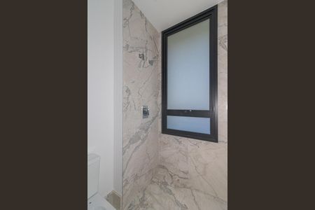 Apartamento à venda com 301m², 4 quartos e 4 vagas Apartamento à venda com 301m², 4 quartos e 4 vagasBanheiro da Suíte 2