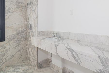 Apartamento à venda com 301m², 4 quartos e 4 vagas Apartamento à venda com 301m², 4 quartos e 4 vagasBanheiro 1 da Suíte 1
