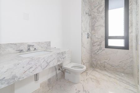 Apartamento à venda com 301m², 4 quartos e 4 vagas Apartamento à venda com 301m², 4 quartos e 4 vagasBanheiro da Suíte 3