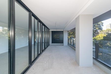Apartamento à venda com 301m², 4 quartos e 4 vagas Apartamento à venda com 301m², 4 quartos e 4 vagasVaranda