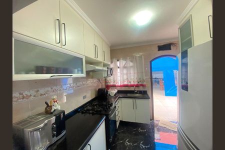 Casa à venda com 166m², 2 quartos e 3 vagas Casa à venda com 166m², 2 quartos e 3 vagasCozinha planejada com eletrodomésticos novos