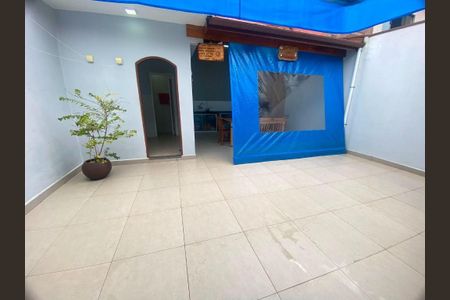 Casa à venda com 166m², 2 quartos e 3 vagas Casa à venda com 166m², 2 quartos e 3 vagasQuintal