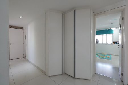 Apartamento para alugar com 242m², 4 quartos e 4 vagasCorredor