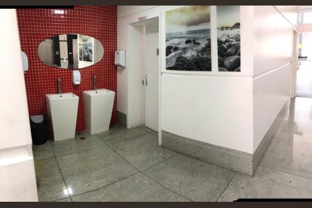 Apartamento à venda com 59m², 2 quartos e sem vaga Apartamento à venda com 59m², 2 quartos e sem vagaBanheiros do hall do prédio