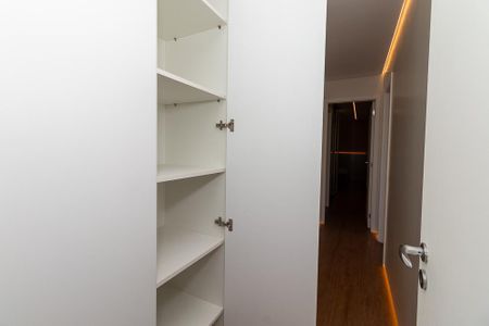 Apartamento à venda com 184m², 3 quartos e 3 vagas Apartamento à venda com 184m², 3 quartos e 3 vagasArmário Corredor