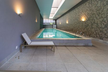 Apartamento à venda com 184m², 3 quartos e 3 vagas Apartamento à venda com 184m², 3 quartos e 3 vagasÁrea comum - Piscina coberta