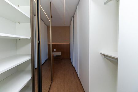 Apartamento à venda com 184m², 3 quartos e 3 vagas Apartamento à venda com 184m², 3 quartos e 3 vagasCloset da suíte 3