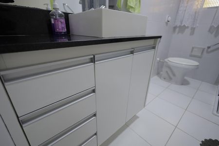 Casa à venda com 196m², 3 quartos e 2 vagas Casa à venda com 196m², 3 quartos e 2 vagasBanheiro 1