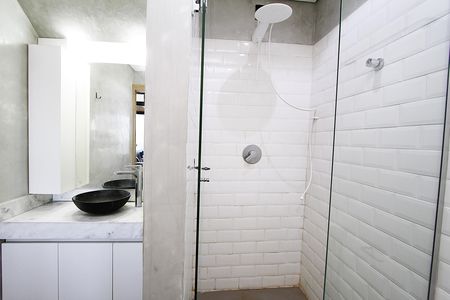 Banheiro de kitnet/studio para alugar com 1 quarto, 30m² em Santo Agostinho, Belo Horizonte