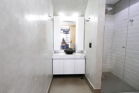 Banheiro de kitnet/studio para alugar com 1 quarto, 30m² em Santo Agostinho, Belo Horizonte