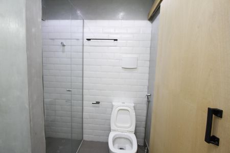 Banheiro de kitnet/studio para alugar com 1 quarto, 30m² em Santo Agostinho, Belo Horizonte