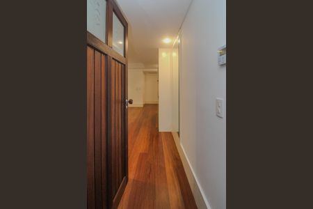 Casa de condomínio para alugar com 840m², 4 quartos e 2 vagas Casa de condomínio para alugar com 840m², 4 quartos e 2 vagasCorredor