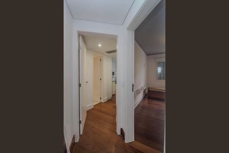 Casa de condomínio para alugar com 840m², 4 quartos e 2 vagas Casa de condomínio para alugar com 840m², 4 quartos e 2 vagasCorredor