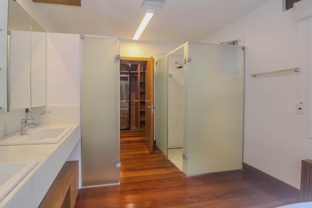 Casa de condomínio para alugar com 840m², 4 quartos e 2 vagas Casa de condomínio para alugar com 840m², 4 quartos e 2 vagasBanheiro da Suite 3
