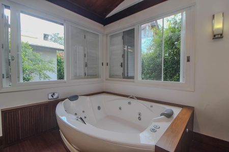 Casa de condomínio para alugar com 840m², 4 quartos e 2 vagas Casa de condomínio para alugar com 840m², 4 quartos e 2 vagasBanheiro da Suite 3