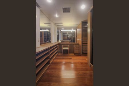 Casa de condomínio para alugar com 840m², 4 quartos e 2 vagas Casa de condomínio para alugar com 840m², 4 quartos e 2 vagasCloset da Suite 3