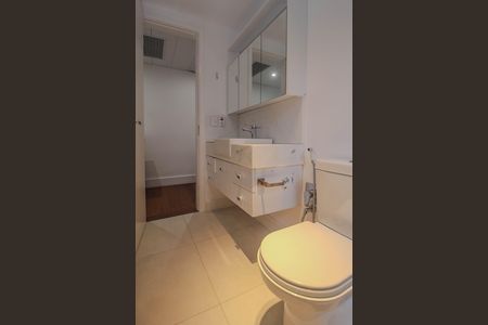 Casa de condomínio para alugar com 840m², 4 quartos e 2 vagas Casa de condomínio para alugar com 840m², 4 quartos e 2 vagasBanheiro da Suíte 2