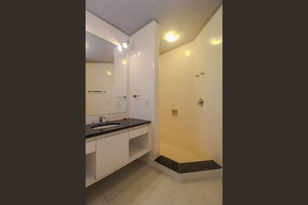 Casa de condomínio para alugar com 840m², 4 quartos e 2 vagas Casa de condomínio para alugar com 840m², 4 quartos e 2 vagasBanheiro da Suíte