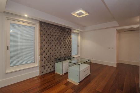 Casa de condomínio para alugar com 840m², 4 quartos e 2 vagas Casa de condomínio para alugar com 840m², 4 quartos e 2 vagasSuite 3