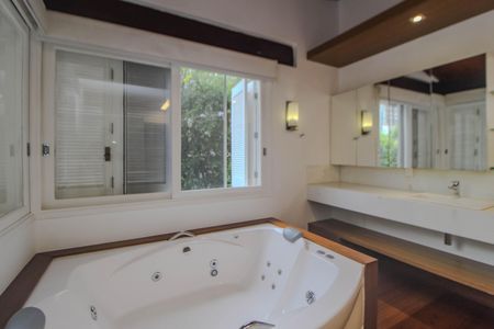 Casa de condomínio para alugar com 840m², 4 quartos e 2 vagas Casa de condomínio para alugar com 840m², 4 quartos e 2 vagasBanheiro da Suite 3