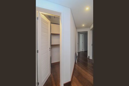 Casa de condomínio para alugar com 840m², 4 quartos e 2 vagas Casa de condomínio para alugar com 840m², 4 quartos e 2 vagasCorredor