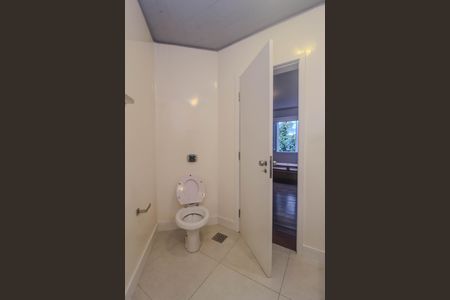 Casa de condomínio para alugar com 840m², 4 quartos e 2 vagas Casa de condomínio para alugar com 840m², 4 quartos e 2 vagasBanheiro da Suíte