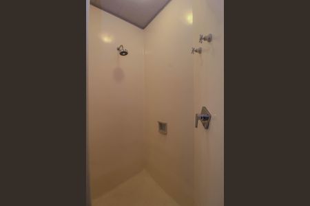 Casa de condomínio para alugar com 840m², 4 quartos e 2 vagas Casa de condomínio para alugar com 840m², 4 quartos e 2 vagasBanheiro da Suíte