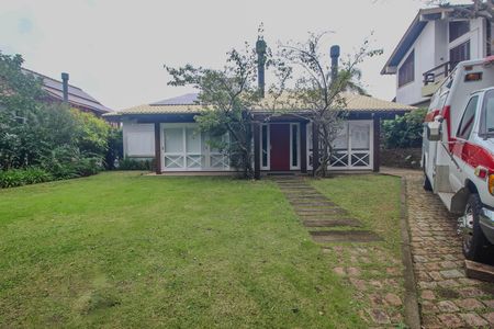 Casa de condomínio para alugar com 840m², 4 quartos e 2 vagas Casa de condomínio para alugar com 840m², 4 quartos e 2 vagasFachada