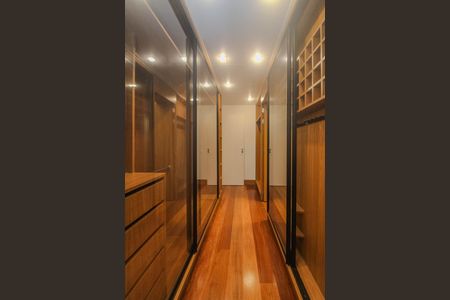 Casa de condomínio para alugar com 840m², 4 quartos e 2 vagas Casa de condomínio para alugar com 840m², 4 quartos e 2 vagasCloset da Suite 3