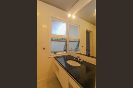 Casa de condomínio para alugar com 840m², 4 quartos e 2 vagas Casa de condomínio para alugar com 840m², 4 quartos e 2 vagasBanheiro da Suíte