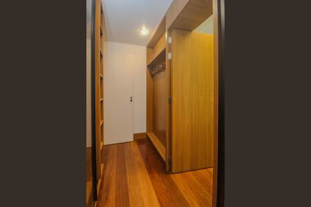 Casa de condomínio para alugar com 840m², 4 quartos e 2 vagas Casa de condomínio para alugar com 840m², 4 quartos e 2 vagasCloset da Suite 3
