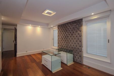 Casa de condomínio para alugar com 840m², 4 quartos e 2 vagas Casa de condomínio para alugar com 840m², 4 quartos e 2 vagasSuite 3