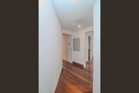 Casa de condomínio para alugar com 840m², 4 quartos e 2 vagas Casa de condomínio para alugar com 840m², 4 quartos e 2 vagasCorredor