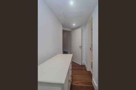 Casa de condomínio para alugar com 840m², 4 quartos e 2 vagas Casa de condomínio para alugar com 840m², 4 quartos e 2 vagasBanheiro da Suíte 2