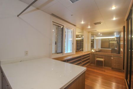 Casa de condomínio para alugar com 840m², 4 quartos e 2 vagas Casa de condomínio para alugar com 840m², 4 quartos e 2 vagasCloset da Suite 3