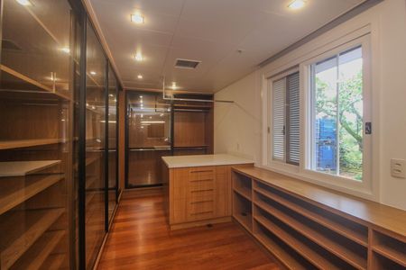 Casa de condomínio para alugar com 840m², 4 quartos e 2 vagas Casa de condomínio para alugar com 840m², 4 quartos e 2 vagasCloset da Suite 3