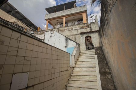 Casa para alugar com 180m², 2 quartos e 1 vaga Casa para alugar com 180m², 2 quartos e 1 vagaEscada