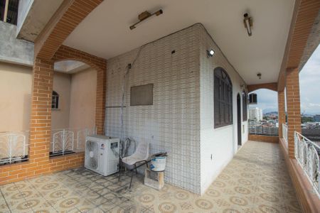 Casa para alugar com 180m², 2 quartos e 1 vaga Casa para alugar com 180m², 2 quartos e 1 vagaVaranda