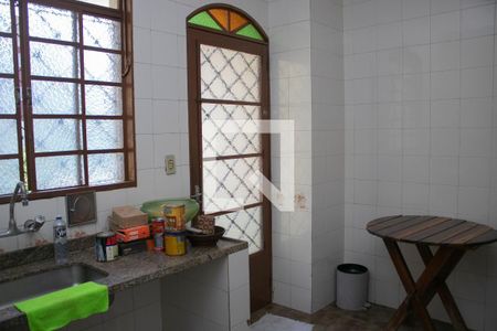 Casa para alugar com 4 quartos, 400m² em Cachoeirinha, Belo Horizonte
