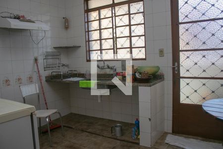 Casa para alugar com 4 quartos, 400m² em Cachoeirinha, Belo Horizonte
