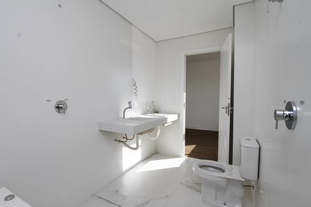 Apartamento à venda com 363m², 4 quartos e 4 vagasBanheiro da Suíte 4