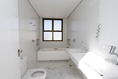 Apartamento à venda com 363m², 4 quartos e 4 vagasBanheiro da Suíte 4