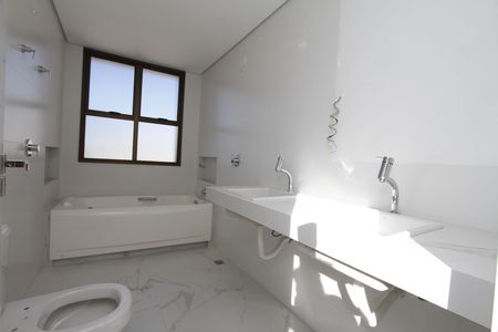 Apartamento à venda com 363m², 4 quartos e 4 vagasBanheiro da Suíte 4