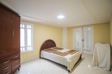 Casa para alugar com 1000m², 6 quartos e 4 vagas Casa para alugar com 1000m², 6 quartos e 4 vagasQuarto 1