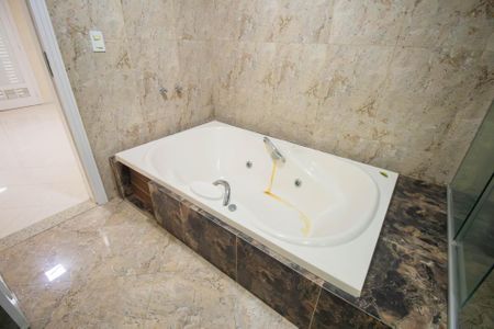 Casa para alugar com 1000m², 6 quartos e 4 vagas Casa para alugar com 1000m², 6 quartos e 4 vagasBanheiro da Suíte 2