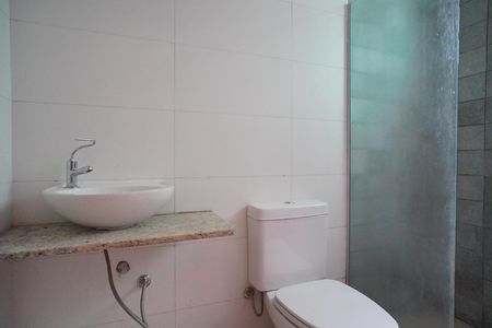 Banheiro  de apartamento à venda com 2 quartos, 40m² em Humaitá, Porto Alegre