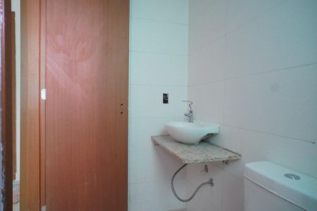 Banheiro  de apartamento à venda com 2 quartos, 40m² em Humaitá, Porto Alegre