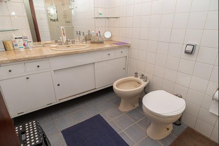 Apartamento à venda com 112m², 3 quartos e 1 vaga Apartamento à venda com 112m², 3 quartos e 1 vagaBanheiro da Suíte